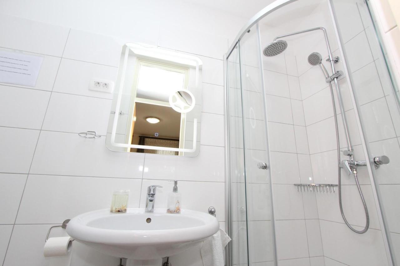 Room Roma Ровинь Экстерьер фото